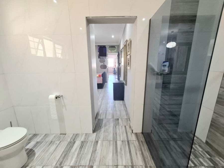 5 Bedroom Property for Sale in Gonubie Eastern Cape